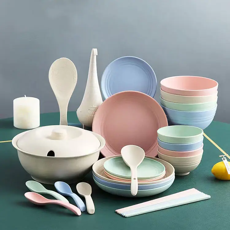 What is the main ingredient in Straw Fiber Plastic?